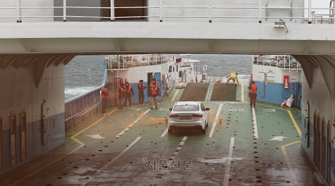 여객선 내 전기차 배터리 발화로 추정되는 화재가 발생해 연기가 나고 있다.