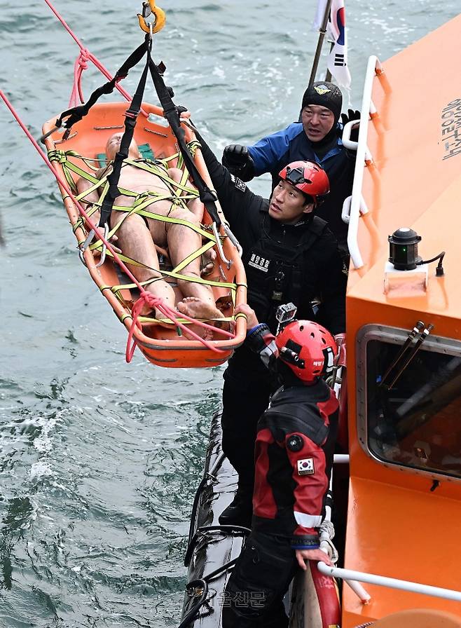 인천소방본부 크레인을 이용해 바다 위 표류자 훈련 상황을 연출하고 있다.