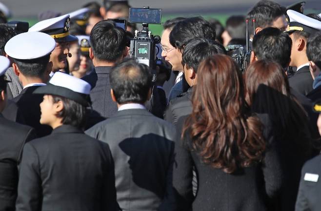 계급장 수여하는 이재용 회장 뒤로 기다리는 임세령 부회장 - 이재용 삼성전자 회장이 28일 경남 창원시 진해구 해군사관학교 연병장에서 열린 제139기 해군·해병대 사관후보생 수료 및 임관식에 참석해 장남 이지호 씨에게 계급장을 수여한 가운데 임세령 대상홀딩스 부회장(오른쪽 앞줄 첫번째)이 이를 지켜보고 있다. 2025.11.28. 뉴스1