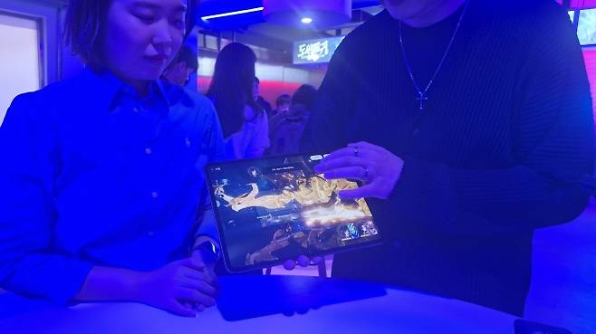 2일 서울 성수동에서 진행된 애플의 게임 쇼케이스에서 넷마블의 세븐나이츠 리버스가 소개되고 있다. 민나리 기자