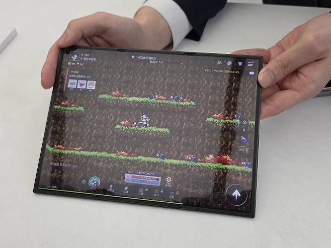 2일 공개된 삼성전자의 ‘갤럭시 Z 트라이폴드’를 완전히 펼쳐 게임을 구현한 모습. 곽소영 기자
