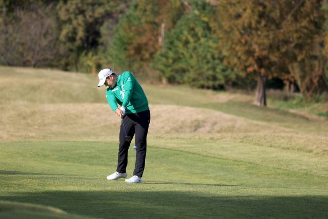 올해 11월 렉서스 마스터즈 2라운드 18번 홀에서 3번 우드로 세컨드 샷을 날리고 있는 함정우. 그는 이 홀에서 두 번째 샷을 그린 근처까지 보낸 뒤 버디 사냥에 성공했다. 사진 제공=민수용 KPGA 공식 사진기자