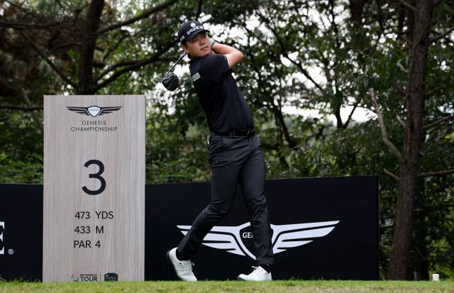 드라이버 샷을 날리고 있는 이정환. 사진 제공=KPGA