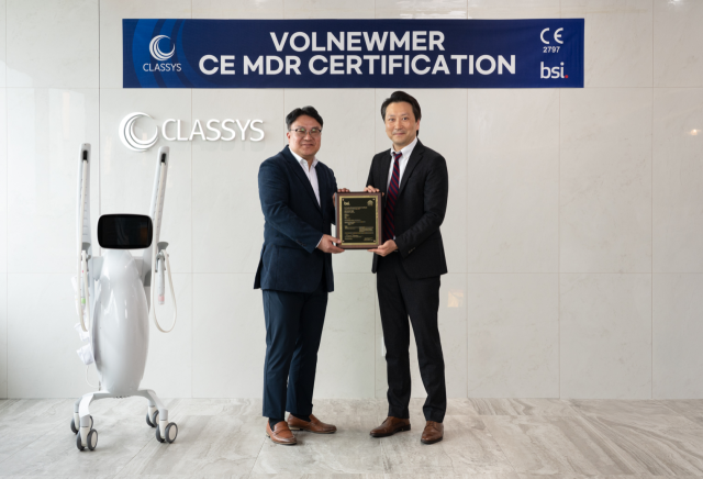 클래시스가 올 5월 ‘볼뉴머’의 유럽 의료기기 인증(CE MDR)을 획득한 뒤 기념촬영을 하고 있다. 사진 제공=클래시스