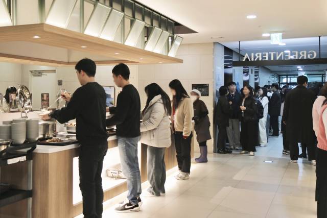 지난달 26일 서울 마포구 CJ프레시웨이 본사 구내식당에서 임직원들이 배식을 기다리고 있다. 노현영 기자