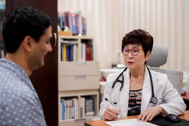 외국인 A씨가 하나로 의료재단에서 비자검진을 위한 문진을 받고 있다. 사진 제공=하나로 의료재단