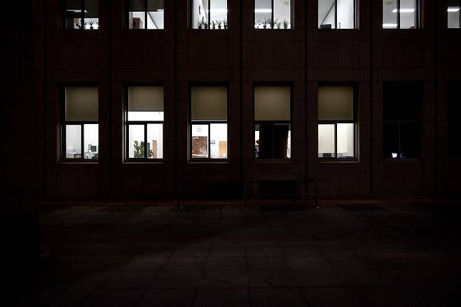 비상계엄이 선포된 이후 계엄군은 국회 본관의 창문을 깨트려 내부로 진입했다. 창문이 파손된 국민의힘 정책위의장 사무실 모습. ⓒ시사IN 박미소