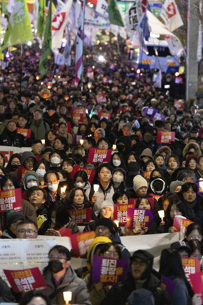 2024년 12월4일 저녁 서울 중로구 동화면세점 앞에서 윤석열 퇴진을 위한 시민 촛불 집회가 열렸다. ⓒ시사IN 이명익