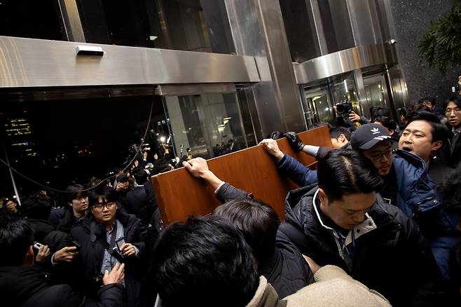 윤석열이 비상계엄을 선포한 가운데 2024년 12월4일 새벽 서울 여의도 국회의사당에 무장한 계엄군이 진입하는 것을 막기 위해 국회 관계자들이 집기들로 입구를 막고 있다. ⓒ시사IN 박미소