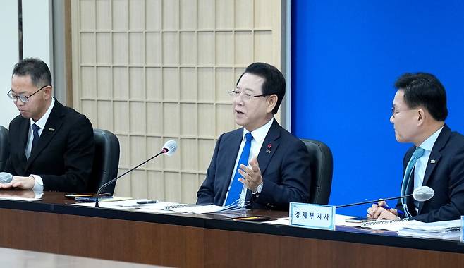 김영록 전남지사가 2일 도청 서재필실에서 실국장 정책회의를 주재하고 도정 현안에 대해 논의하고 있다. ⓒ전남도