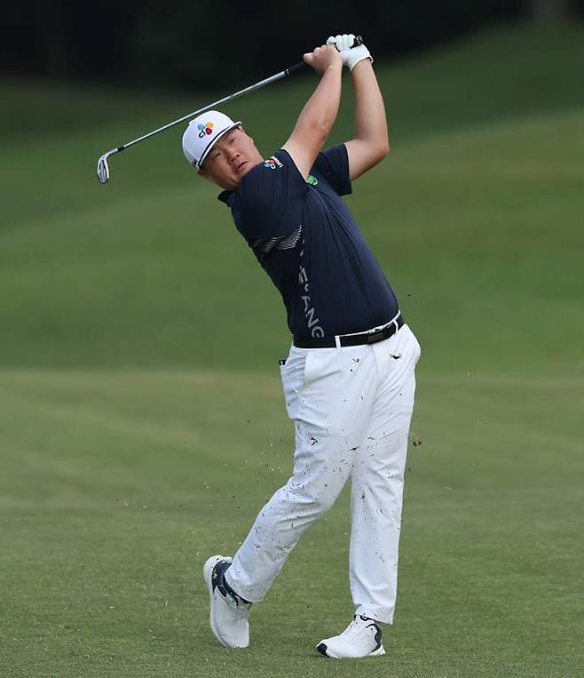 임성재가 10월 25일 충남 천안시 우정힐스CC에서 열린 제네시스 챔피언십 3라운드 도중 2번 홀 페어웨이에서 아이언 샷을 하고 있다. 게티이미지코리아