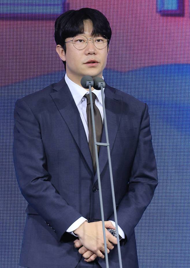 양현종 선수협회장이 1일 서울 광진구 그랜드워커힐 호텔에서 열린 2025컴투스프로야구 리얼글러브어워드에서 시상자로 나서서 인사말을 하고 있다. 연합뉴스