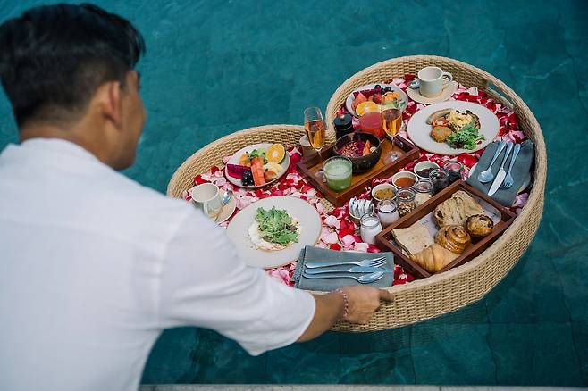 해외 인기 신혼여행지 예약 고객에게 제공되는 풀빌라 플로팅 조식 프로모션. 사진제공|Umana Bali