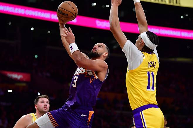 딜런 브룩스(왼쪽)가 2일 미국 캘리포니아주 로스앤젤레스의 크립토닷컴 아레나에서 열린 LA 레이커스와 2025~2026 미국프로농구 정규리그 원정경기에서 슛하고 있다.  로스앤젤레스 | Imagn Images연합뉴스