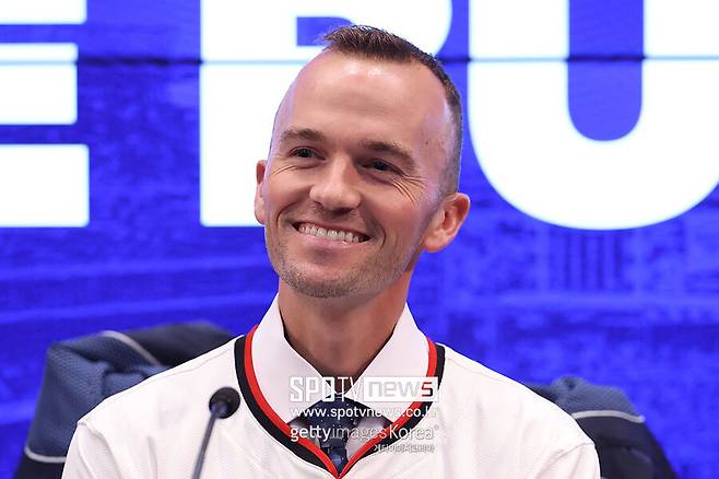 ▲ 블레이크 부테라 워싱턴 내셔널스 감독이 취임식에서 미소를 짓고 있다.