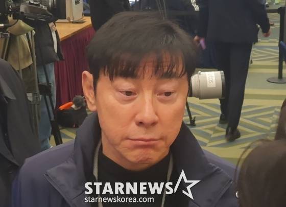 신태용 울산 HD 전 감독이 지난 1일 서울 서대문구 홍은동 스위스그랜드호텔에서 '하나은행 K리그 대상 시상식'에 앞서 취재진 질문에 답하고 있다. /사진=박재호 기자