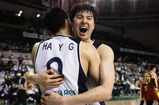 이현중(오른쪽)이 1일 강원도 원주의 원주DB프로미아레나에서 열린 2027 FIBA 농구 월드컵 아시아 예선 1라운드 B조 2차전 승리 후 하윤기와 포옹하고 있다. /사진=FIBA 공식 홈페이지 갈무리