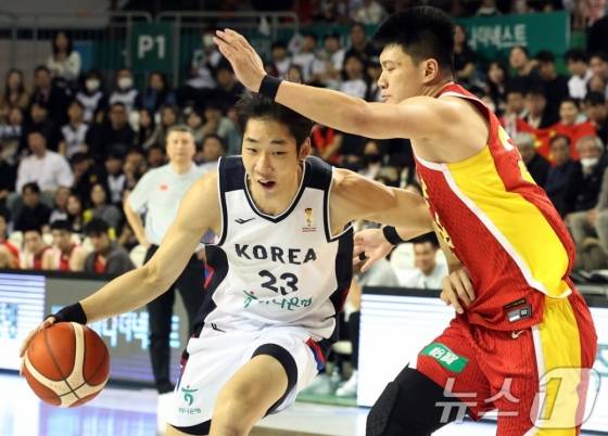이원석(왼쪽)이 1일 강원도 원주의 원주DB프로미아레나에서 열린 2027 FIBA 농구 월드컵 아시아 예선 1라운드 B조 2차전 경기 중 돌파를 시도하고 있다. /사진=뉴스1
