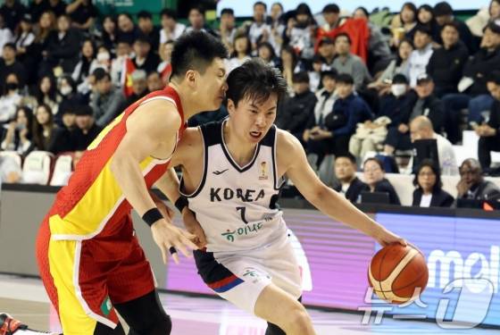 이현중(오른쪽)이 1일 강원도 원주의 원주DB프로미아레나에서 열린 2027 FIBA 농구 월드컵 아시아 예선 1라운드 B조 2차전 공격을 시도하고 있다. /사진=뉴스1