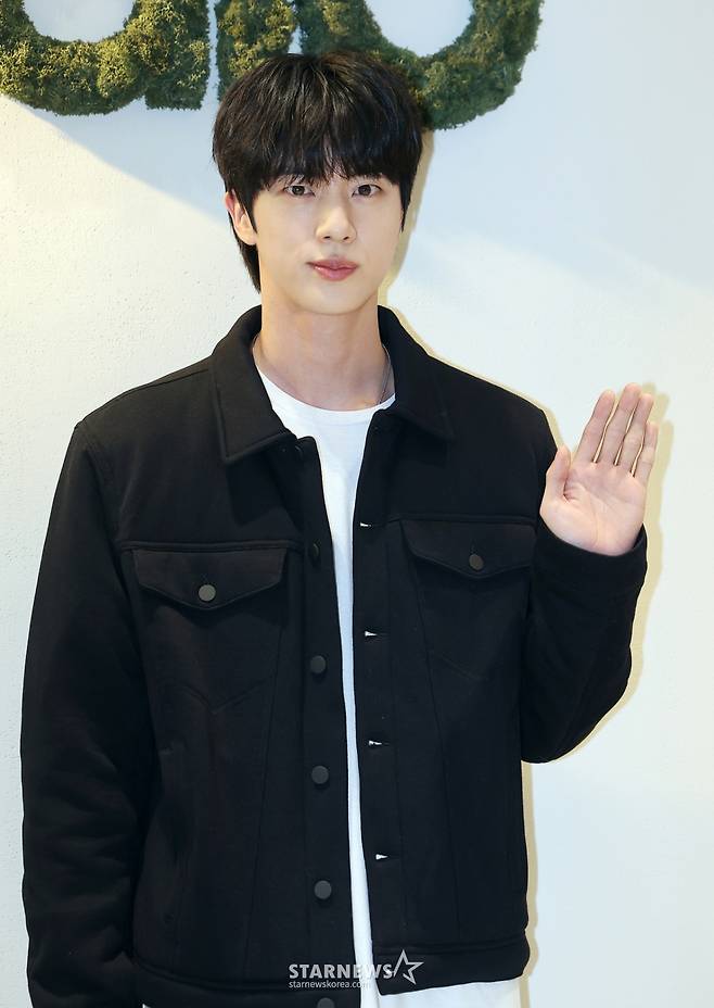 (서울=뉴스1) 김진환 기자 = BTS 진이 1일 오후 서울 강남구 도산공원에 위치한 프리미엄 라이프스타일 브랜드 알로(alo) 플래그십 스토어에서 열린 포토행사에 참석해 포즈를 취하고 있다.  2025.7.1/뉴스1  Copyright (C) 뉴스1. All rights reserved. 무단 전재 및 재배포,  AI학습 이용 금지. /사진=(서울=뉴스1) 김진환 기자