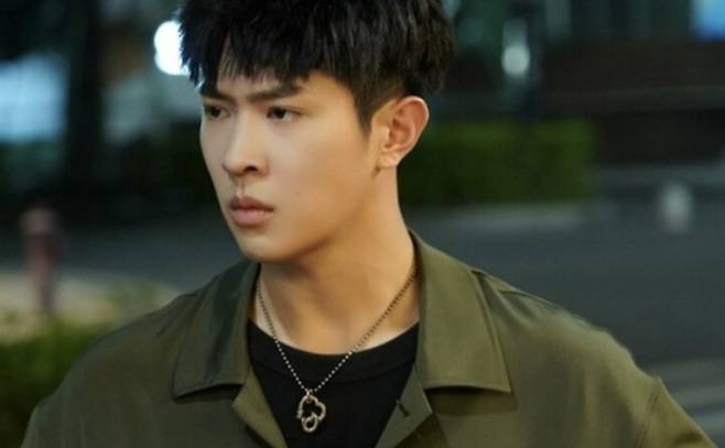 유명 男가수, 여성 팬에게 '기습 키스' 봉변→소속사 즉각 '경찰 신고' [룩@글로벌]