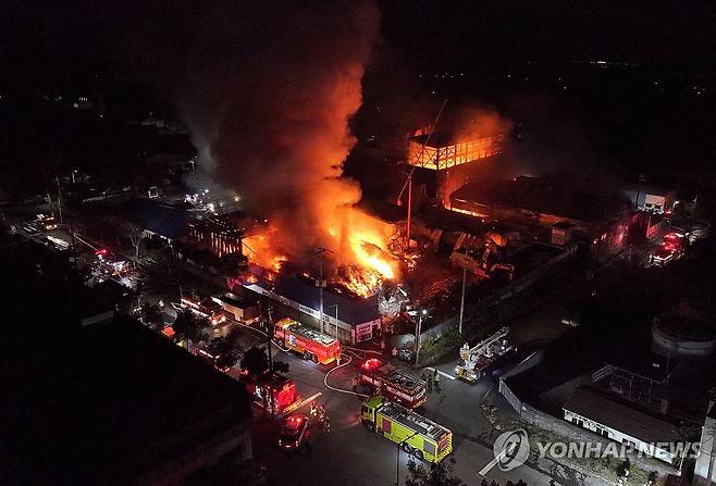 서귀포 야적장 화재 (서귀포=연합뉴스) 박지호 기자 = 지난 1일 오후 9시 27분께 서귀포시 토평동의 한 업체 야적장에서 화재가 발생했다.
    소방당국이 대응1단계를 발령한 가운데 2일 새벽 소방관들이 화재를 진압하고 있다. 2025.12.2 jihopark@yna.co.kr