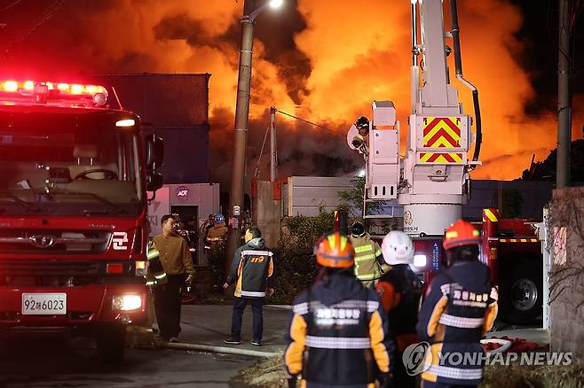 서귀포 토평공단 화재 (서귀포=연합뉴스) 박지호 기자 = 지난 1일 오후 9시 27분께 서귀포시 토평동의 한 업체 야적장에서 화재가 발생했다.
    소방당국이 대응1단계를 발령한 가운데 2일 새벽 소방관들이 화재를 진압하고 있다. 2025.12.2 jihopark@yna.co.kr