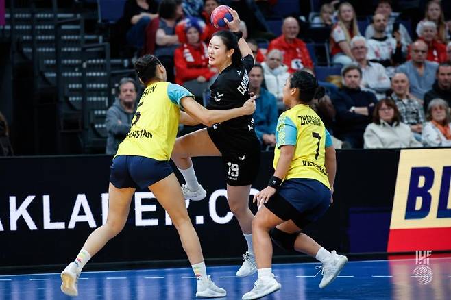 카자흐스탄전에서 공격을 시도하는 김다영(가운데) [국제핸드볼연맹 인터넷 홈페이지 사진. 재판매 및 DB 금지]