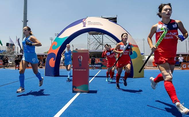 우루과이 전을 앞두고 경기장에 입장하는 한국 선수들(오른쪽). [FIH 소셜 미디어 사진. 재판매 및 DB 금지]