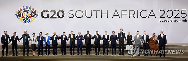 이재명 대통령, G20 정상 기념촬영 (요하네스버그=연합뉴스) 한상균 기자 = 이재명 대통령이 11월 22일(현지시간) 남아프리카공화국 나스렉 엑스포센터에서 열린 주요 20개국(G20) 정상회의에서 G20 정상 및 국제기구 수장들과 함께 기념촬영을 하고 있다. 
    오른쪽부터 파블로 키르노 아르헨티나 외교부 장관, 파이살 빈 파르한 알 사우드 사우디아라비아 외무장관, 키어 스타머 영국 총리, 이재명 대통령, 나렌드라 모디 인도 총리, 프리드리히 메르츠 독일 총리, 에마뉘엘 마크롱 프랑스 대통령, 마크 카니 캐나다 총리, 주앙 로렌수 아프리카연합(AU) 의장, 올해 의장인 시릴 라마포사 남아프리카공화국 대통령, 루이스 이나시우 룰라 다시우바 브라질 대통령, 앤서니 앨버니지 호주 총리, 리창 중국 총리, 안토니우 코스타 유럽연합(EU) 정상회의 상임의장, 우르줄라 폰데어라이엔 유럽연합(EU) 집행위원장, 기브란 라카부밍 라카 인도네시아 부통령, 다카이치 사나에 일본 총리, 레제프 타이이프 에르도안 튀르키예 대통령, 에드가르 아브람 아마도르 사모라 멕시코 재무부 장관, 막심 오레쉬킨 러시아 대통령실 부비서실장. 2025.11.22 [공동취재 제공. 재판매 및 DB 금지] xyz@yna.co.kr