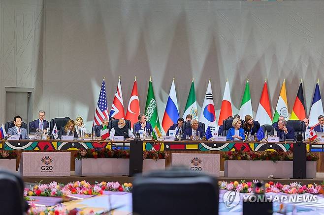 G20 참석한 각국 정상들 (요하네스버그=연합뉴스) 한상균 기자 = 이재명 대통령(왼쪽)을 비롯한 회원국 정상 및 국제기구 관계자들이 11월 22일(현지시간) 남아프리카공화국 나스렉 엑스포센터에서 열린 주요 20개국(G20) 정상회의에 참석해 있다.
    테이블 왼쪽부터 이재명 대통령, 조르지아 멜로니 이탈리아 총리, 나렌드라 모디 인도 총리, 안토니우 코스타 유럽연합(EU) 정상회의 상임의장, 우르줄라 폰데어라이엔 유럽연합(EU) 집행위원장, 마크 카니 캐나다 총리. 2025.11.22 [공동취재 제공. 재판매 및 DB 금지] xyz@yna.co.kr