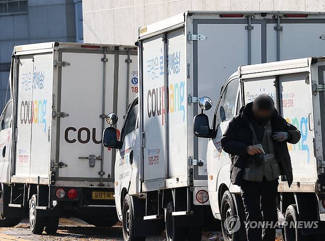개인정보 유출된 쿠팡 (서울=연합뉴스) 김성민 기자 = 국내 이커머스(전자상거래) 시장 1위 업체인 쿠팡에서 3천만건이 넘는 대규모 정보 유출 사고가 발생했다. 쿠팡은 현재까지 고객 계정 약 3천370만개가 유출된 것을 확인했다. 
    사진은 1일 서울 시내 한 쿠팡 물류센터 인근에 차량이 주차돼 있다. 2025.12.1 ksm7976@yna.co.kr