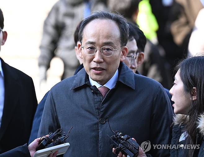 국민의힘 추경호 의원, 서울중앙지방법원 출석 (서울=연합뉴스) 최재구 기자 = 국민의힘 추경호 의원이 2일 서울 서초구 서울중앙지방법원에서 열린 구속 전 피의자 심문(영장실질심사)에 출석하며 발언하고 있다. 
    추 의원은 12·3 비상계엄 당시 국민의힘 원내대표 지위를 이용해 의원들의 계엄 해제 표결 참여를 방해한 혐의를 받는다. 2025.12.2 [공동취재] jjaeck9@yna.co.kr