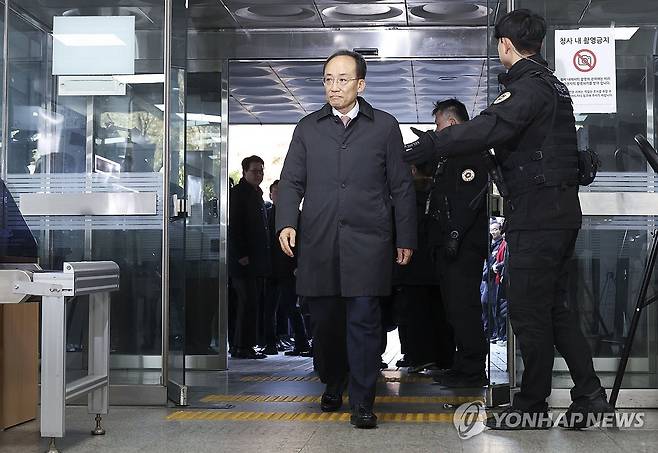 추경호 의원, 영장심사 출석 (서울=연합뉴스) 최재구 기자 = 국민의힘 추경호 의원이 2일 서울 서초구 서울중앙지방법원에서 열린 구속 전 피의자 심문(영장실질심사)에 출석하고 있다.
    추 의원은 12·3 비상계엄 당시 국민의힘 원내대표 지위를 이용해 의원들의 계엄 해제 표결 참여를 방해한 혐의를 받는다. 2025.12.2 [공동취재] jjaeck9@yna.co.kr