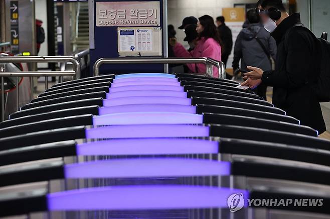 오늘도 지하철 '준법운행' (서울=연합뉴스) 김인철 기자 = 서울지하철 1∼8호선을 운영하는 서울교통공사 노동조합이 준법운행을 이어가고 있는 2일 서울역에서 출근길 시민들이 개찰구를 통과하고 있다. 2025.12.2 yatoya@yna.co.kr