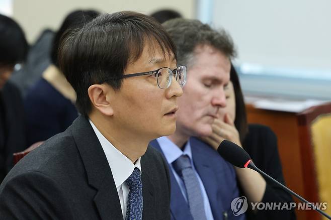 국회 과방위, 질의에 답하는 박대준 쿠팡 대표 (서울=연합뉴스) 이동해 기자 = 박대준 쿠팡 대표가 2일 서울 여의도 국회에서 열린 과학기술정보방송통신위원회 전체회의에서 질의에 답변하고 있다. eastsea@yna.co.kr