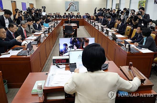 국회 과방위 쿠팡 개인정보 유출 사고 관련 현안질의 (서울=연합뉴스) 이동해 기자 = 최민희 국회 과학기술정보방송통신위원장이 2일 서울 여의도 국회에서 열린 과학기술정보방송통신위원회의 쿠팡 개인정보 유출 사고 관련 현안질의에서 의사봉을 두드리고 있다. 2025.12.2 eastsea@yna.co.kr