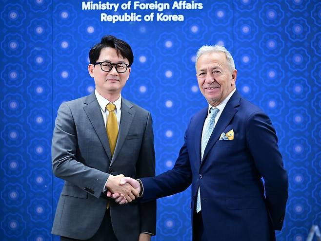 한-IAEA 고위급 정책협의회 외교부는 2일 오전 외교부에서 제14차 한-IAEA 고위급 정책협의회를 개최했다고 밝혔다. 이철 외교부 국제기구·원자력외교국장과 마시모 아파로 IAEA 안전조치 사무차장. [외교부 제공. 재판매 및 DB 금지]