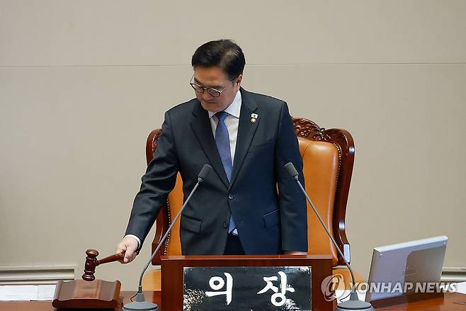 안건 상정하는 우원식 국회의장 (서울=연합뉴스) 신현우 기자 = 우원식 국회의장이 2일 국회 본회의에서 형사소송법 일부개정법률안 등을 상정하며 의사봉을 두드리고 있다. 2025.12.2 nowwego@yna.co.kr