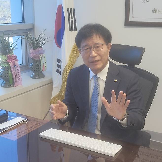 중부일보와 인터뷰 중인 김정수 신임회장. 김웅섭기자