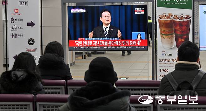 12·3 비상계엄 1주년인 3일 오전 화성시 동탄역 대합실에서 시민들이 이재명 대통령의 대국민 특별성명 발표를 시청하고 있다. 김경민기자