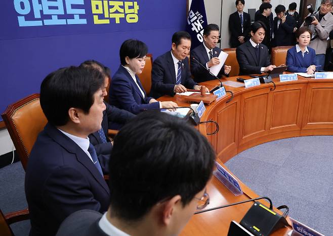 더불어민주당 정청래 대표가 1일 서울 여의도 국회에서 열린 최고위원회의에서 의사봉을 두드리고 있다. /연합뉴스