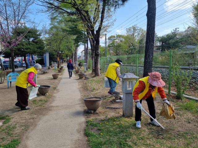 지난해 노인일자리사업에 참여한 어르신들이 환경정비 활동을 벌이고 있다. 영주시 제공