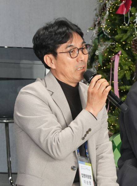 지난 2일 진주 상대동 연하루 커피에서 열린 제8회 진주국제재즈페스티벌 콘퍼런스에서 이순경 집행위원장이 문화예술 축제가 지역 관광과 함께 나아가야 할 방향에 대한 조언을 구하고 있다. 사진=백지영기자