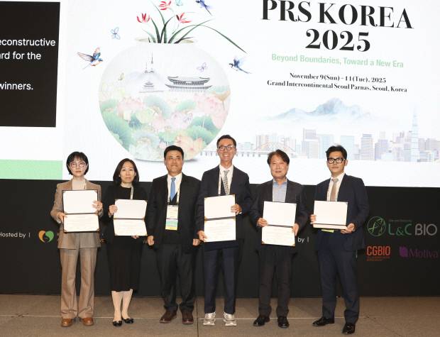 서울 그랜드 인터컨티넨탈 파르나스에서 열린 대한성형외과학회 국제학술대회에서 동국대 의과대학 성형외과학교실 신혜경 교수(왼쪽 첫번째)가 '2025년 최고 논문상'을 수상하고 수상자들과 함께 기념촬영을 하고 있다. 사진=동국데 제공