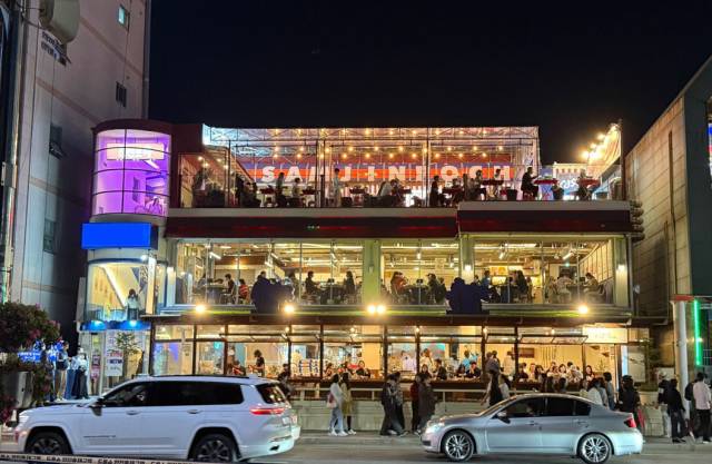 부산 광안리 해변을 내려다보는 루프탑 포차 ‘삼진포차’. 삼진포차는 시즌4 운영을 시작하며 스탠딩 어묵 공간과 제철 메뉴를 선보이고 있다. 삼진어묵 제공