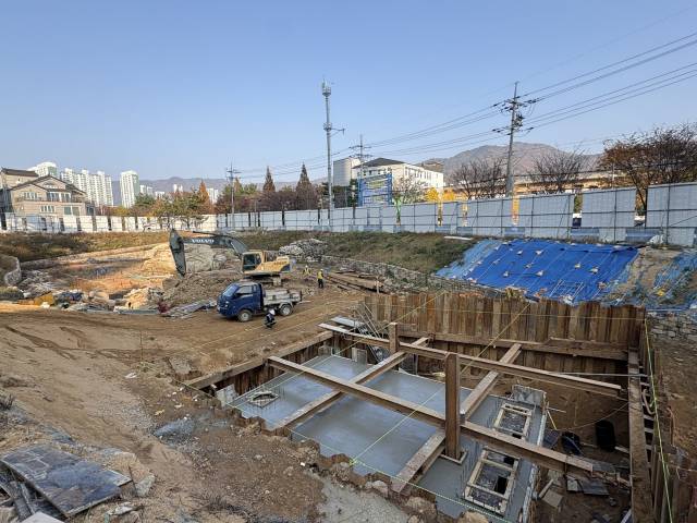 경남 김해시는 지난해 중단된 구산동 지석묘 정비사업을 올해 8월 재개했다. 이곳에는 역사공원이 조성돼 내년 초 문을 열 예정이다.