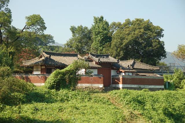 영월인 엄계는 갑자사화를 피해 현풍으로 내려와 재사 공신정(拱辰亭, 사진)을 짓고 정자 뒤쪽 제단에서 아침 저녁으로 북쪽을 향해 망배(望拜)를 올렸다. 훗날 엄공망배단(嚴公望拜壇)이라고 불렸다.