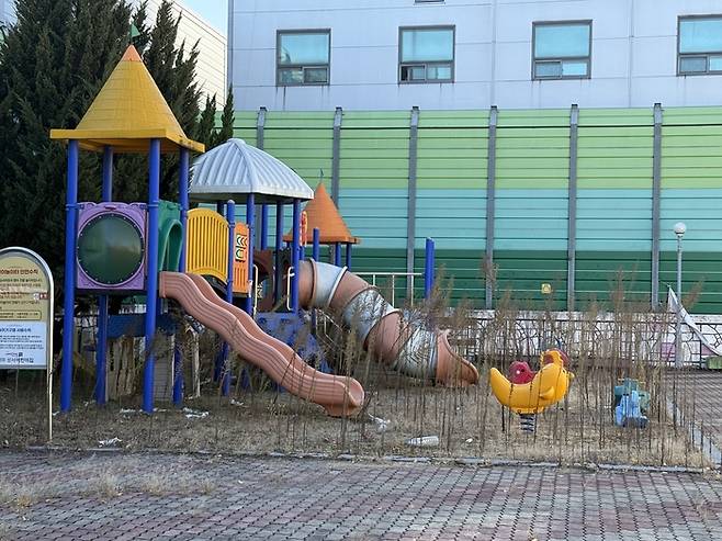 3일 오후 2시쯤 찾은 대구 달서구 성서어린이집 놀이터. 1년 넘게 사람의 손이 닿지 않은 탓에 잡초가 무성하게 자라있다. 구경모기자