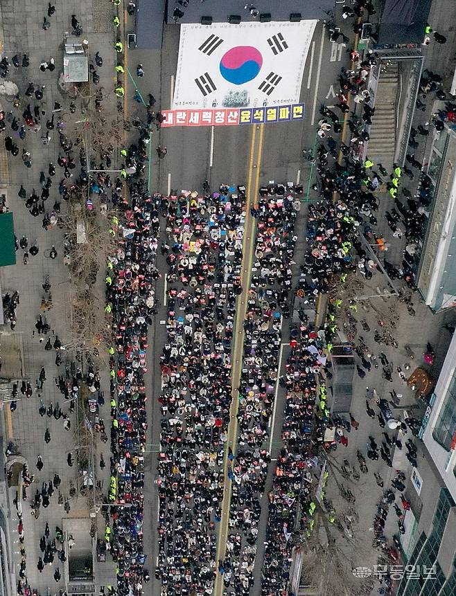 [광주=뉴시스] 김혜인 기자 = 광주 동구 금남로에서 윤석열 대통령 탄핵 촉구 집회가 열리고 있다. 2025.02.15. hyein0342@newsis.com